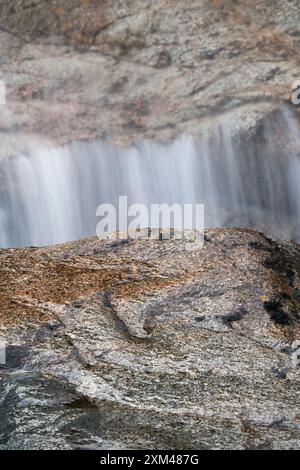 Abstraktes Detail des Wassers, das über Felsen in einem Gebirgsbach in der Nähe von Ballachulish, Glencoe, Schottland, Großbritannien fließt Stockfoto