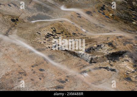 Abstraktes Detail des Wassers, das über Felsen in einem Gebirgsbach in der Nähe von Ballachulish, Glencoe, Schottland, Großbritannien fließt Stockfoto