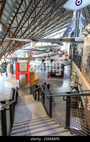 Flugzeuge im Ausstellungshangar des Kalten Krieges im Royal Air Force Museum, Cosford, Shifnal, England, Großbritannien Stockfoto