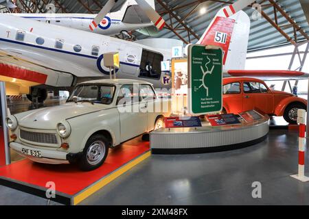 Ein Trabant Car und ein Volkswagen bei der National Cold war Exhibition im Royal Air Force Museum Midlands, Cosford, Shifnal, Shropshire, England, UK Stockfoto