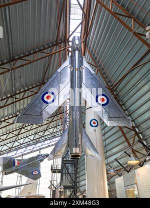 Ein P1B English Electric Lightning Flugzeug, das vom Dach des Royal Air Force Museum in Cosford, Shifnal, Shropshire, England, hängt. UK Stockfoto