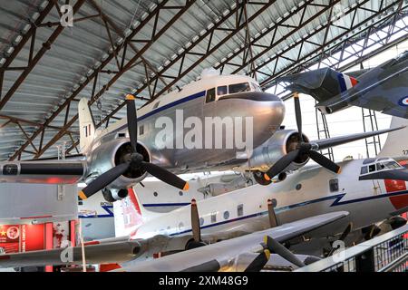 Douglas Dakota C.4-Flugzeuge im Kalten Krieg-Ausstellungshangar im Royal Air Force Museum, Cosford, Shifnal, England, Großbritannien Stockfoto