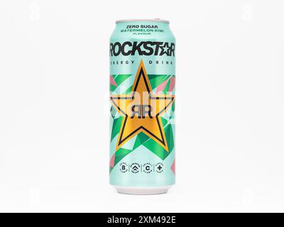 Rockstar Energy Drink Wassermelone Kiwi-Geschmacksdose. Das Getränk ist ein Null-Zucker-Produkt und in Europa erhältlich. Leuchtendes türkisfarbenes Design mit dem Stern Stockfoto