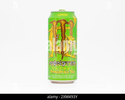 Monster Energy Dragon Ice Tea Lemon Drink. Das Energy Drink befindet sich in einer grünen Dose mit brauner Klaue. Das Energy Drink wurde aus Brasilien importiert. Stockfoto