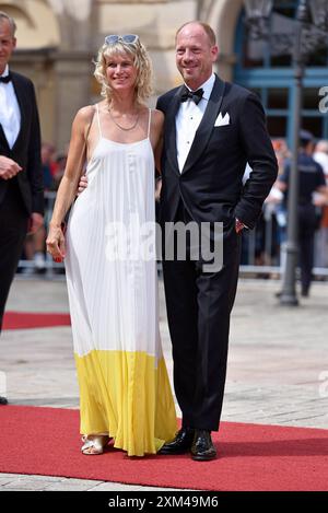 Johann von Buelow mit Ehefrau Katrin Buelow bei der Eröffnung der Bayreuther Festspiele im Festspielhaus Bayreuth am 25.07.2024 *** Johann von Buelow mit seiner Frau Katrin Buelow bei der Eröffnung der Bayreuther Festspiele im Festspielhaus Bayreuth am 25. 07 2024 Stockfoto