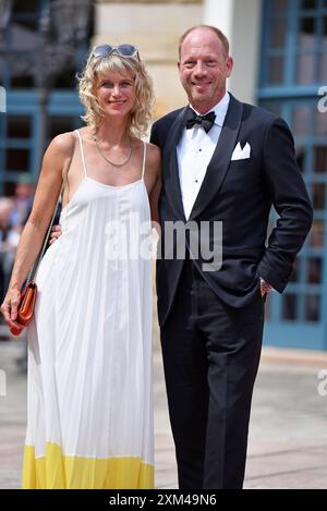 Johann von Buelow mit Ehefrau Katrin Buelow bei der Eröffnung der Bayreuther Festspiele im Festspielhaus Bayreuth am 25.07.2024 *** Johann von Buelow mit seiner Frau Katrin Buelow bei der Eröffnung der Bayreuther Festspiele im Festspielhaus Bayreuth am 25. 07 2024 Stockfoto