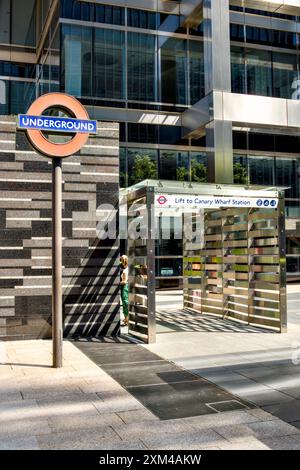 Lifteingang zur U-Bahnstation Canary Wharf, Montgomery Square, Canary Wharf, Borough of Tower Hamlets, London, England, Großbritannien Stockfoto
