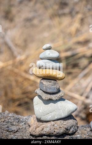 Übereinander balancierte Kieselsteine, Steinstapel, Kunstinstallation, meditativer oder gestapelter Steinstapel an einem mediterranen Strand Stockfoto