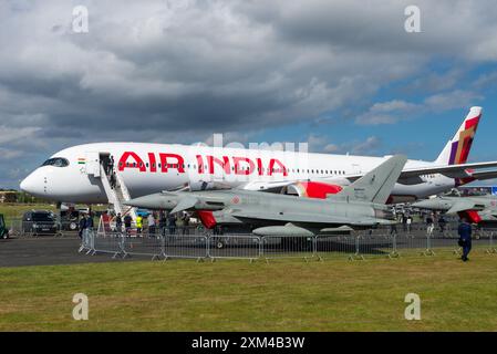 Italienische Luftwaffe - Aeronautica Militare - Eurofighter Typhoon Kampfflugzeug und Air India Airbus A350 -900 Flugzeuge auf der Farnborough Airshow Stockfoto