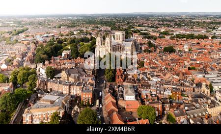 YORK, GROSSBRITANNIEN - 23. JULI 2024. Ein Blick aus der Vogelperspektive auf die Skyline der Stadt York in North Yorkshire, Großbritannien mit der Kathedrale des York Minster und dem Dach von Stockfoto