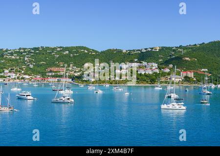 Weiße Boote und Katamarane im Hafen von St. Thomas U.S. Virgin Islands Charlotte Amalie in der Nähe von Havensight Stockfoto