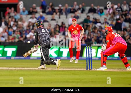 Old Trafford, Machester, Großbritannien. Donnerstag, 25. Juli 2024. The Hundred: Manchester Originals gegen Walisisches Feuer in Emirates Old Trafford. Scott Currie auf Point. Dank James Giblin. Stockfoto