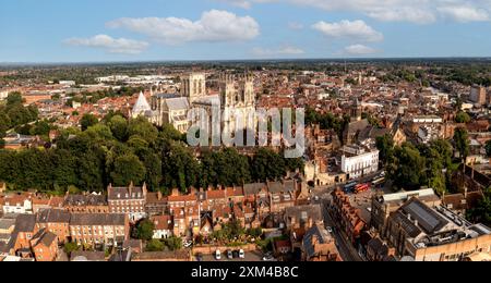 YORK, GROSSBRITANNIEN - 23. JULI 2024. Ein Blick aus der Vogelperspektive auf die Skyline der Stadt York in North Yorkshire, Großbritannien mit der Kathedrale des York Minster und dem Dach von Stockfoto