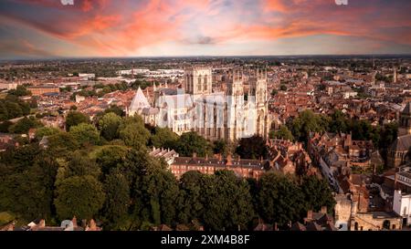 YORK, GROSSBRITANNIEN - 23. JULI 2024. Ein Blick aus der Vogelperspektive auf die Skyline der Stadt York in North Yorkshire, Großbritannien mit der Kathedrale des York Minster und dem Dach von Stockfoto