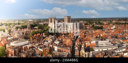 YORK, GROSSBRITANNIEN - 23. JULI 2024. Ein Blick aus der Vogelperspektive auf die Skyline der Stadt York in North Yorkshire, Großbritannien mit der Kathedrale des York Minster und dem Dach von Stockfoto