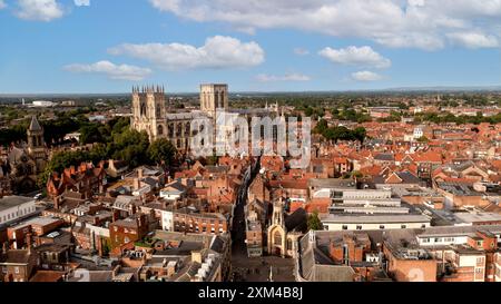 YORK, GROSSBRITANNIEN - 23. JULI 2024. Ein Blick aus der Vogelperspektive auf die Skyline der Stadt York in North Yorkshire, Großbritannien mit der Kathedrale des York Minster und dem Dach von Stockfoto