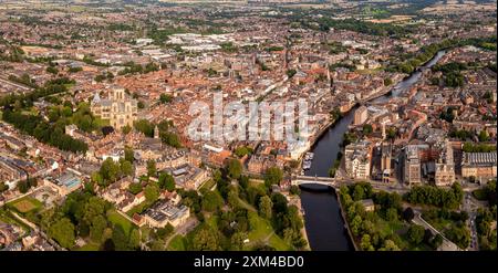 YORK, GROSSBRITANNIEN - 23. JULI 2024. Ein Blick aus der Vogelperspektive auf die Skyline der Stadt York in North Yorkshire, Großbritannien mit der Kathedrale des York Minster und dem Fluss Ouse Runn Stockfoto