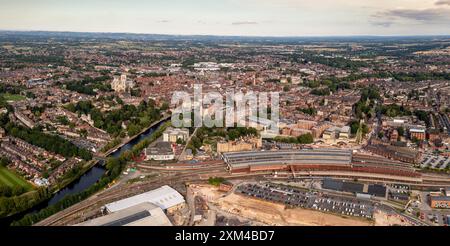 Ein Blick aus der Vogelperspektive auf die Skyline der Stadt York in North Yorkshire, Großbritannien, mit Bahnhof und Fluss Ouse, der durch den Fluss läuft Stockfoto