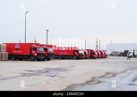 Reihen roter Verteilerwagen am Komplex. In der CCI Coca Cola Soda Fabrik in Taschkent, Usbekistan. Stockfoto