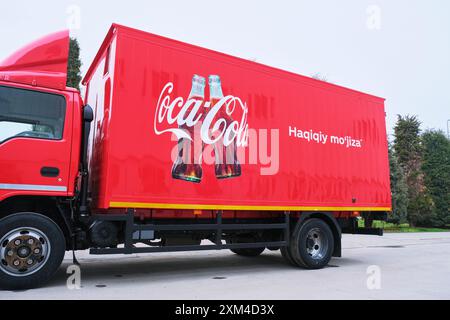 Detail des roten Verteilerwagens mit Usbek, Ein wahres Wunder, auf der Seite. In der CCI Coca Cola Soda Fabrik in Taschkent, Usbekistan. Stockfoto