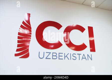 Ausschnitt aus CCI, Coca Cola International mit ikonischem rotem Flaschendesign. In der CCI Coca Cola Soda Fabrik in Taschkent, Usbekistan. Stockfoto