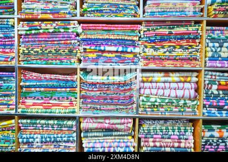 Details, Nahaufnahme von Stapeln, Bolzen von Ikat-gemusterten Stoffen in einem Geschäft, Geschäft. Im Bereich der lokalen Stoffe, Kleidung der berühmten Chorsu-Einkaufsmarke Stockfoto