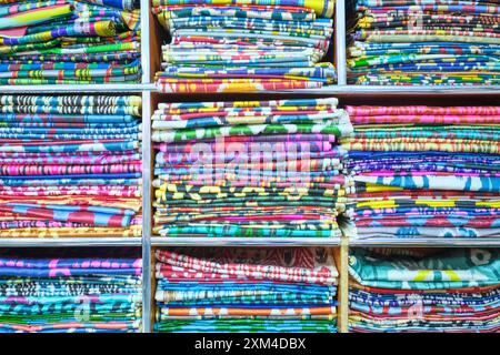 Details, Nahaufnahme von Stapeln, Bolzen von Ikat-gemusterten Stoffen in einem Geschäft, Geschäft. Im Bereich der lokalen Stoffe, Kleidung der berühmten Chorsu-Einkaufsmarke Stockfoto