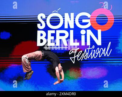 Berlin, Deutschland. Juli 2024. Ein Mitglied der Zirkus- und Urban Dance Company 'The Funky Monkeys' tritt im Event House des Dong Xuan Centers zur Eröffnung des Vietnamesisch-deutschen Popkultur Festivals 'Song o Berlin' auf. Vom 25. Bis 28. Juli können Musik, Comedy, Kino, darstellende Kunst und kulinarische Genüsse von einer jungen Künstlergeneration erlebt werden, die in Berlin aufgewachsen ist, aber von beiden kulturellen Welten beeinflusst ist. Quelle: Soeren Stache/dpa/Alamy Live News Stockfoto