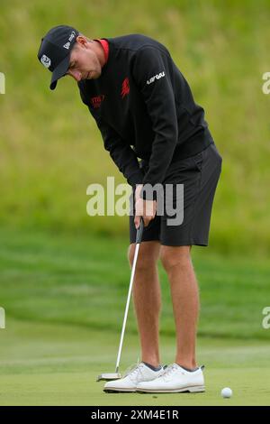 Juli 2024; JCB Golf & amp; Country Club, Rocester, Uttoxeter, England; LIV UK Golf League, Pro-am Day; David Puig von den Fireballs GC-Putts auf dem 10. Green Stockfoto