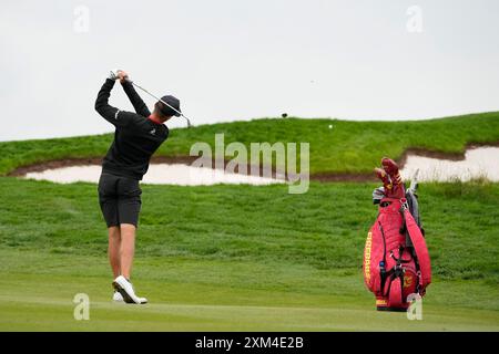 Juli 2024; JCB Golf & amp; Country Club, Rocester, Uttoxeter, England; LIV UK Golf League, Pro-am Day; David Puig von der Feuerbälle GC spielt vom 10. Fairway aus Stockfoto