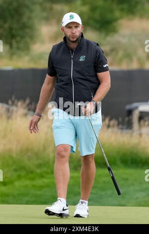 Juli 2024; JCB Golf & amp; Country Club, Rocester, Uttoxeter, England; LIV UK Golf League, Pro-am Day; Dean Burmester von der Stinger GC Putts auf dem 14. Green Stockfoto