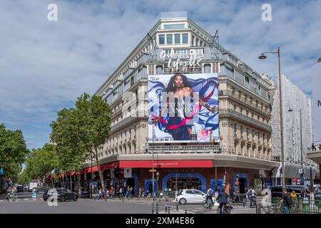 Werbetafeln für Kosmetik von Lancôme mit der Sängerin Aya Nakamura an der Fassade des Kaufhauses Galeries Lafayette in Paris, Frankreich Stockfoto