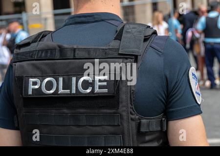 "POLIZEI"-Kennzeichnung auf der Rückseite einer kugelsicheren Weste, die von einem französischen Polizisten getragen wurde. Konzepte von Sicherheits-, Kriminalitäts- und Polizeifällen in Frankreich Stockfoto