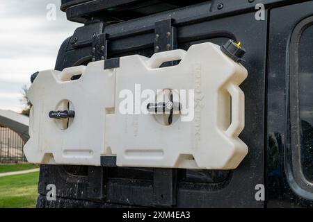 Loveland, CO, USA – 25. August 2023: Rotopax-Wasserbehälter montiert auf einem Seitengestell des Jeep Wrangler. Stockfoto