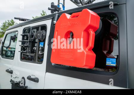 Loveland, CO, USA – 25. August 2023: Rotopax-Benzinbehälter auf Seitengestell des Jeep Wrangler montiert. Stockfoto