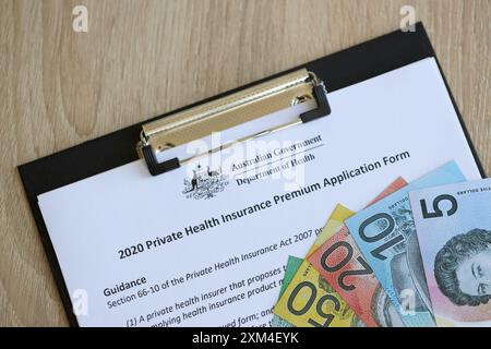 KIEW, UKRAINE - 10. JULI 2024 Private Krankenversicherungsprämienantrag liegt auf dem Tisch des australischen Gesundheitsministeriums Nahaufnahme Stockfoto