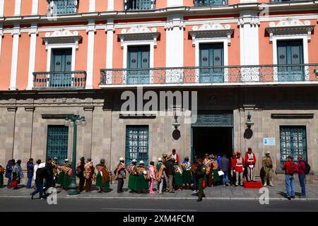 La Paz, BOLIVIEN; 25. Juli 2024: Aymara aus der Gemeinde Totora des Departements Oruro warten darauf, den Präsidentenpalast auf der Plaza Murillo zu einem offiziellen Treffen zu betreten Stockfoto