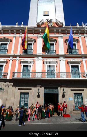 La Paz, BOLIVIEN; 25. Juli 2024: Aymara aus der Gemeinde Totora des Departements Oruro warten darauf, den Präsidentenpalast auf der Plaza Murillo zu einem offiziellen Treffen zu betreten Stockfoto