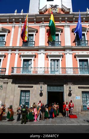 La Paz, BOLIVIEN; 25. Juli 2024: Aymara aus der Gemeinde Totora des Departements Oruro warten darauf, den Präsidentenpalast auf der Plaza Murillo zu einem offiziellen Treffen zu betreten Stockfoto