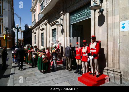 La Paz, BOLIVIEN; 25. Juli 2024: Aymara aus der Gemeinde Totora des Departements Oruro warten darauf, den Präsidentenpalast auf der Plaza Murillo zu einem offiziellen Treffen zu betreten Stockfoto