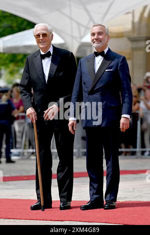 Franz Herzog von Bayern sein Lebensgefährte Thomas Greinwald auf dem roten Teppich zur Eröffnung der Bayreuther Richard Wagner Festspiele 2024. Zur Premiere wird eine Neuproduktion von Richard Wagners Tristan und Isolde in einer Inszenierung von Regisseur Thorleifur Orn Arnarsson gezeigt. Bayreuth, 25.07.2024 Bayern Deutschland *** Franz Herzog von Bayern sein Partner Thomas Greinwald auf dem roten Teppich anlässlich der Eröffnung des Bayreuther Richard Wagner Festivals 2024 wird Eine Neuproduktion von Richard Wagners Tristan und Isolde von Regisseur Thorleifur Orn Arnarsson zur Premiere Bayreuth, 25, inszeniert Stockfoto