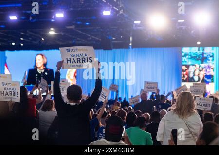 Houston, USA. Juli 2024. Vizepräsidentin Kamala Harris war der Hauptredner der AFT Convention 2024 in Houston, Texas am 25. Juli 2024. Die AFT (American Federation of Teachers) ist die erste Gewerkschaft, die Kamala Harris' Präsidentschaftskandidaten unterstützt. (Foto: Jennifer Lake/SIPA USA) Credit: SIPA USA/Alamy Live News Stockfoto