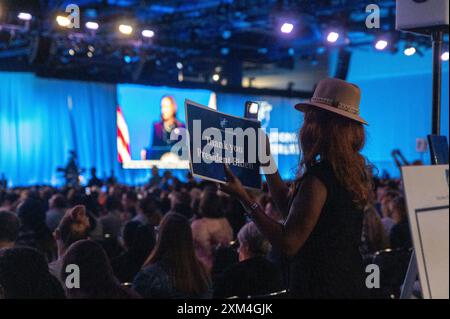 Houston, USA. Juli 2024. Vizepräsidentin Kamala Harris war der Hauptredner der AFT Convention 2024 in Houston, Texas am 25. Juli 2024. Die AFT (American Federation of Teachers) ist die erste Gewerkschaft, die Kamala Harris' Präsidentschaftskandidaten unterstützt. (Foto: Jennifer Lake/SIPA USA) Credit: SIPA USA/Alamy Live News Stockfoto