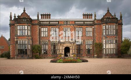 Arley, West Cheshire, Großbritannien - 17. Juli 2024 - Arley Hall & Gardens historisches Herrenhaus von vorne Stockfoto