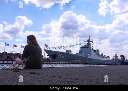 Der chinesische Zerstörer Jiaozuo wurde am Leutnant Schmidt Embankment in St. Petersburg gesehen. Der Zerstörer Jiaozuo der chinesischen Marine erschien in St. Petersburg und wird am 28. Juli an der Marineparade teilnehmen. Stockfoto