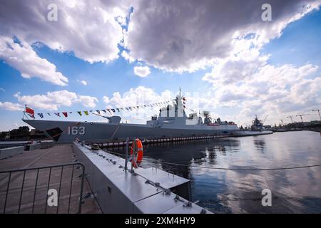 Der chinesische Zerstörer Jiaozuo wurde am Leutnant Schmidt Embankment in St. Petersburg gesehen. Der Zerstörer Jiaozuo der chinesischen Marine erschien in St. Petersburg und wird am 28. Juli an der Marineparade teilnehmen. Stockfoto