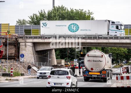 A40 Autobahnbrücke, Neubau, die alte Brücke war baufällig, über die Straße Schlütershof, Duisburg-Neuenkamp, starker Verkehr in der Nähe des Hafens, Stockfoto