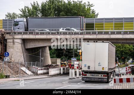 A40 Autobahnbrücke, Neubau, die alte Brücke war baufällig, über die Straße Schlütershof, Duisburg-Neuenkamp, starker Verkehr in der Nähe des Hafens, Stockfoto