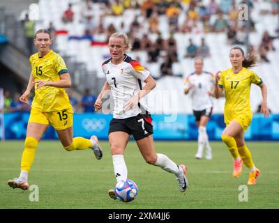 Lea Schueller (Deutschland, #07) am Ball vor Clare Hunt (Australien, #15), Clare Wheeler (Australien, #17), FRA, Olympische Spiele Paris 2024, Fussball Frauen, Deutschland (GER) vs Australien (aus), 1. Spieltag, Gruppe B, 25.07.2024 Foto: Eibner-Pressefoto/Michael Memmler Stockfoto