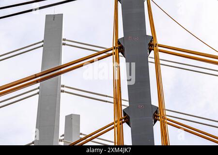 Abbruch der alten A40 Rheinbrücke Neuenkamp, daneben der erste Teil der neuen Autobahnbrücke über den Rhein bei Duisburg, abgetrennte Tragseile, nach dem Rückbau entsteht hier der 2 Teil der neuen Brücke, Duisburg, NRW, Deutschland, Abbruch Brücke Neuenkamp *** Abbruch der alten A40 Rheinbrücke Neuenkamp, daneben wird der erste Teil der neuen Rheinautobrücke bei Duisburg, abgetrennte Hängeleitungen, nach dem Abbau des zweiten Teils der neuen Brücke hier, Duisburg, NRW, Deutschland, Abbruchbrücke Neuenkamp, errichtet Stockfoto